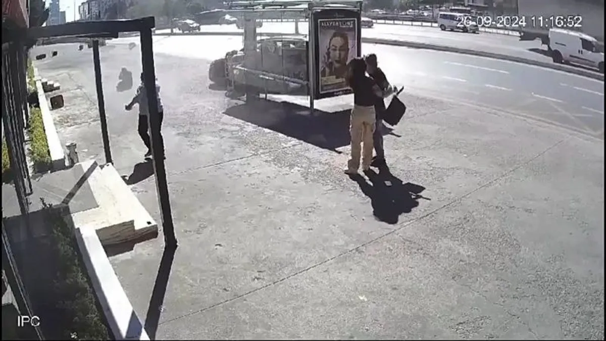 Esenyurt’ta lastiği patlayan otomobil otobüs durağına daldı