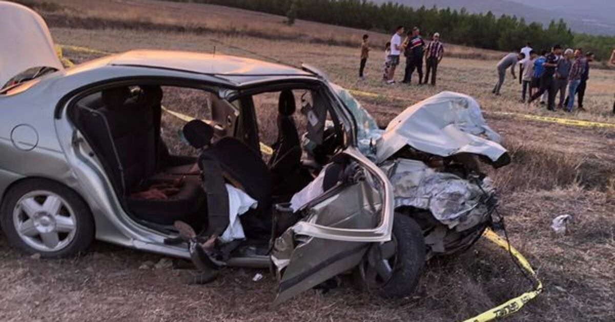 Kafa kafaya feci kaza: 3 ölü, 4 yaralı!