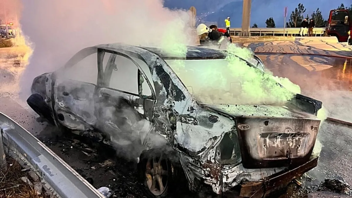 Kaza yapan araç alev aldı: Otomobilden çıkamayan sürücü böyle kurtarıldı