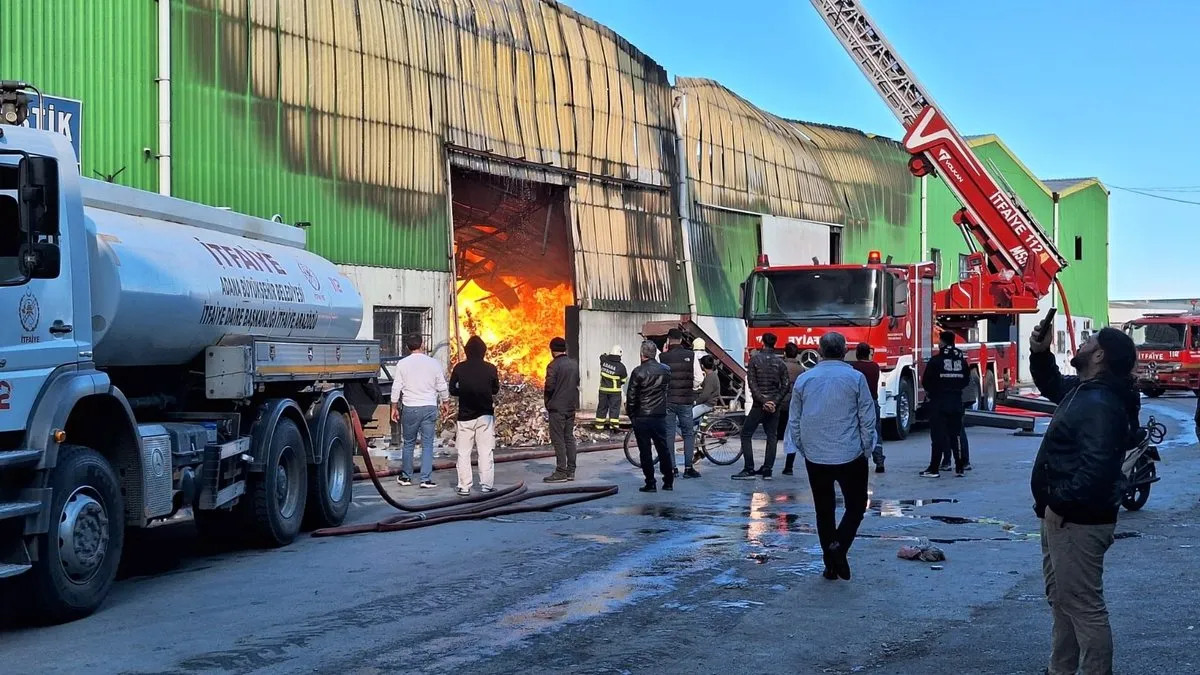 Geri dönüşüm tesisinde yangın