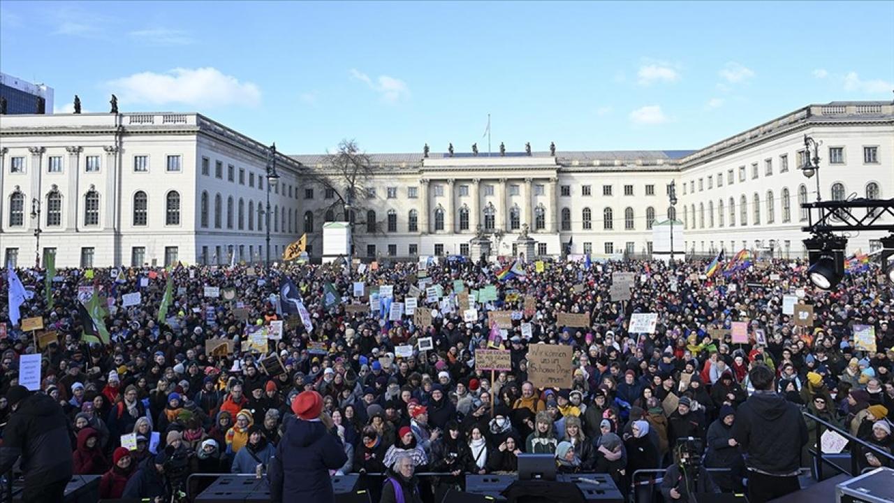 Berlin’de yaklaşık 35 bin kişi aşırı sağa karşı gösteri düzenledi