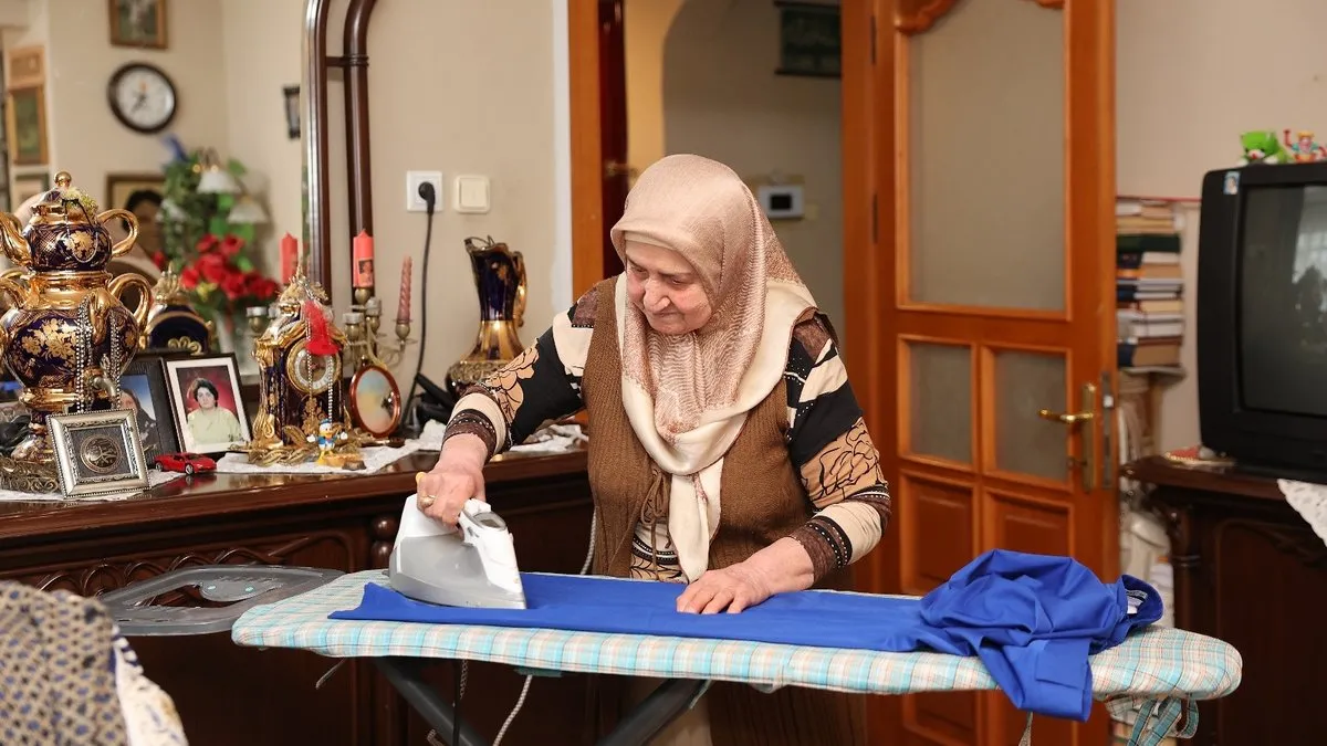 80 yaşındaki Gülseren Malkoç 45 yıldır eski kıyafetleri evinde yıkayıp ütüleyip ihtiyaç sahiplerine ulaştırıyor