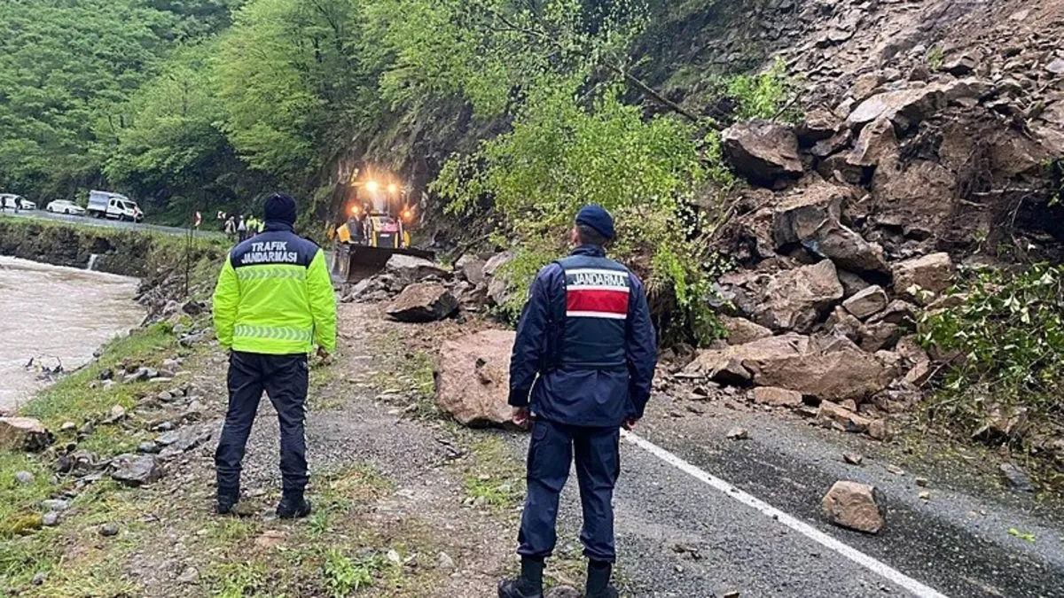 Giresun’da heyelan: Yol trafiğe kapatıldı