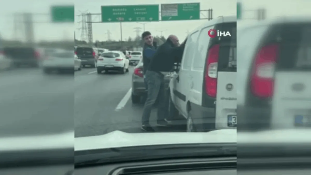 Sinirlerine hakim olamadı: Aracından inip, yumruklarına başvurdu!